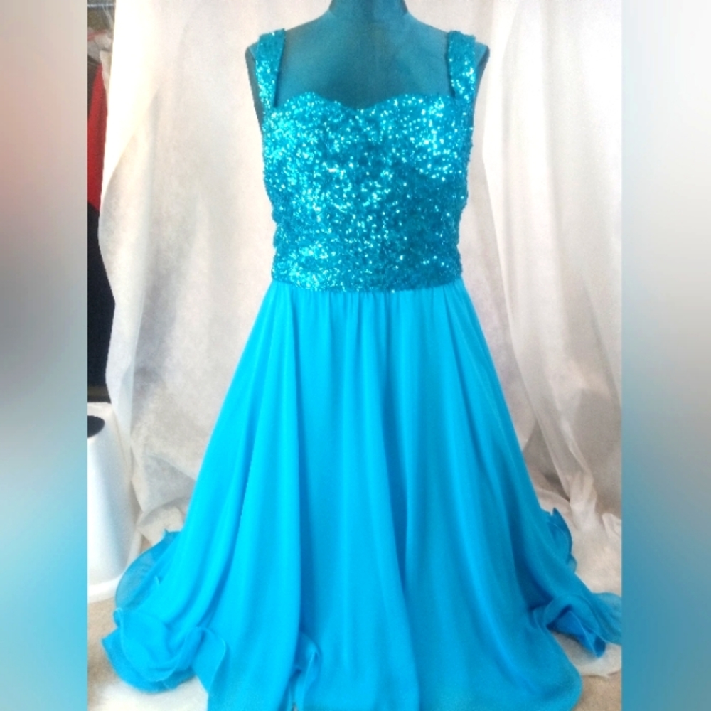 ACCENTS: BLUE   EVENING GOWN